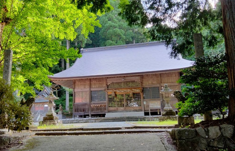 茅部神社の境内