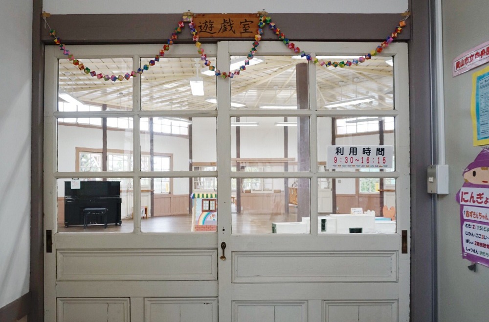 旧旭東幼稚園園舎の教室入口