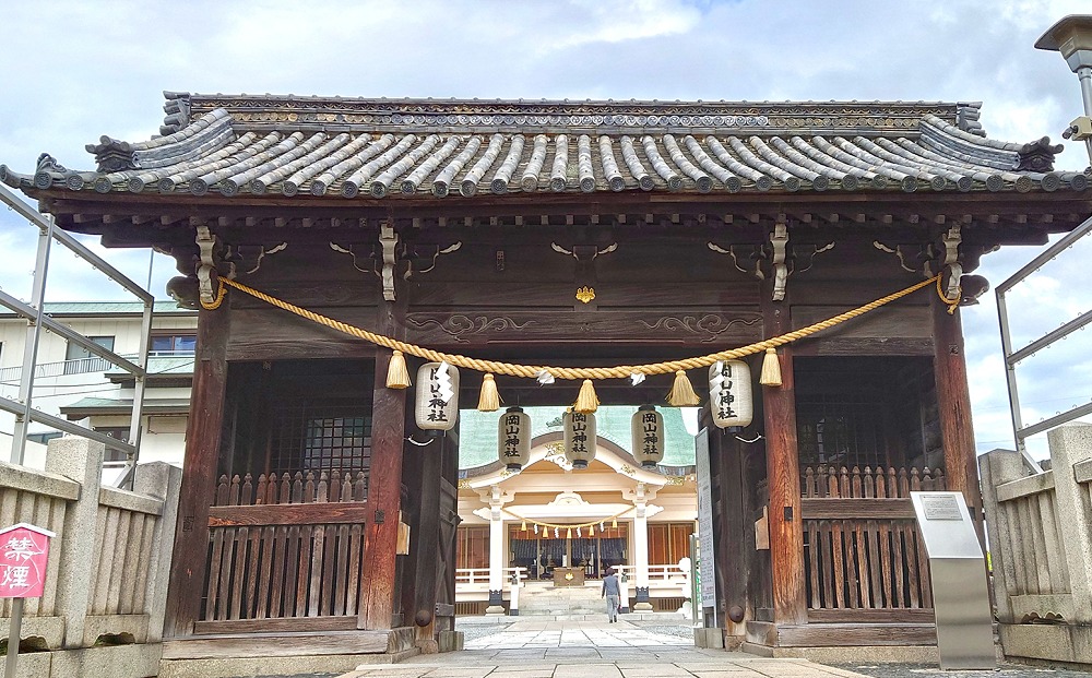 岡山神社の門