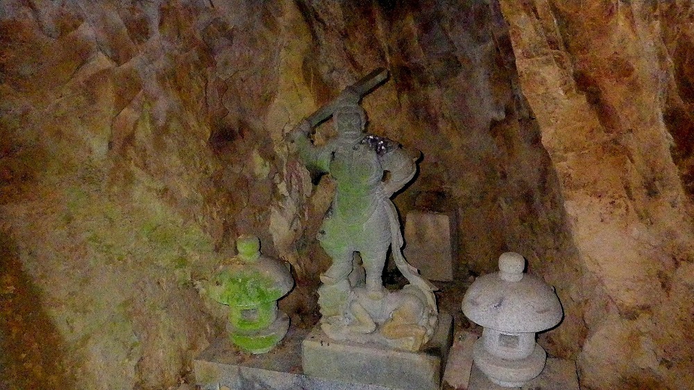 大多府島の勘三郎洞窟の中
