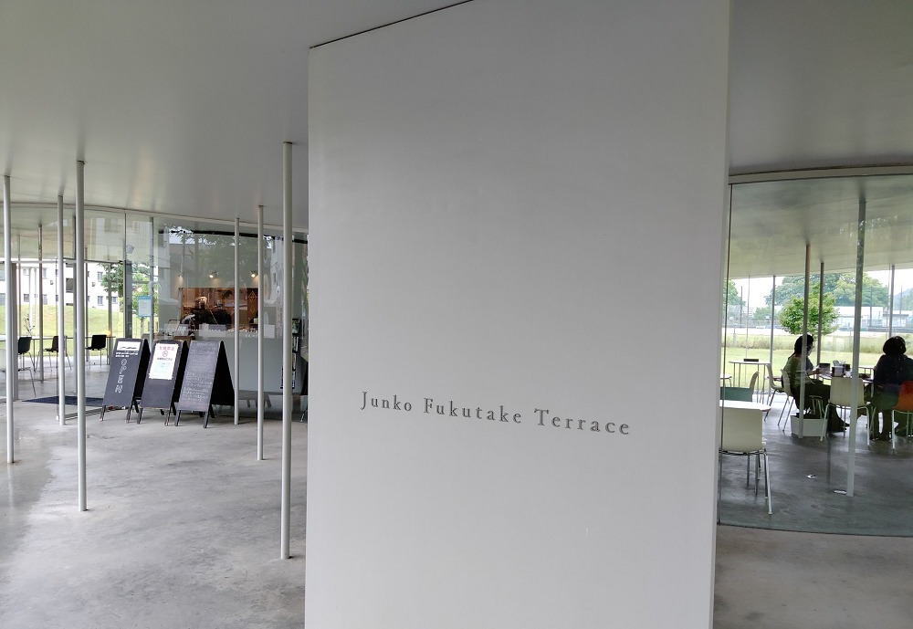 Jテラスカフェ（Junko Fukutake Terrace）の看板