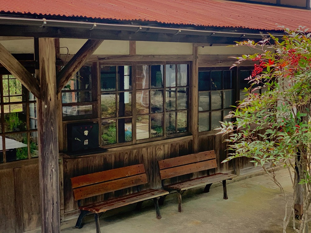 知和駅のベンチ