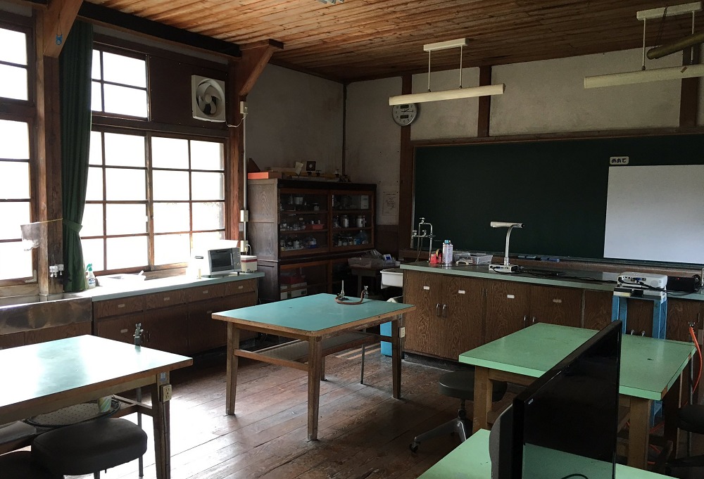 真鍋中学校の理科室