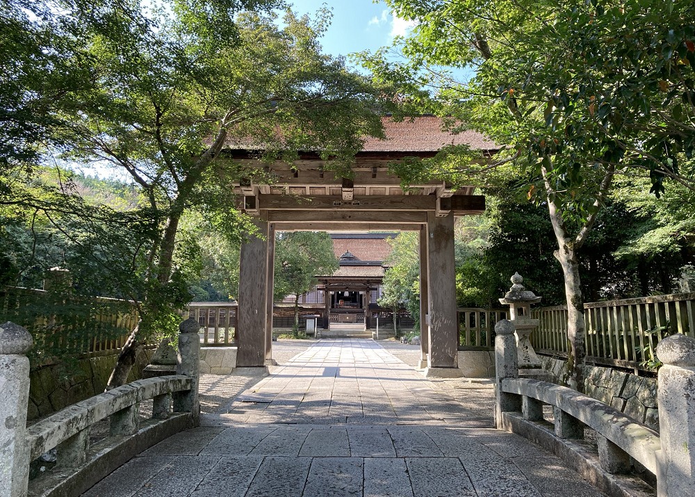 中山神社の境内