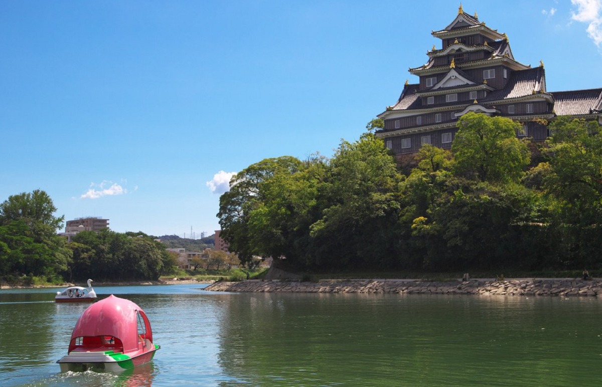岡山城の桃ボート