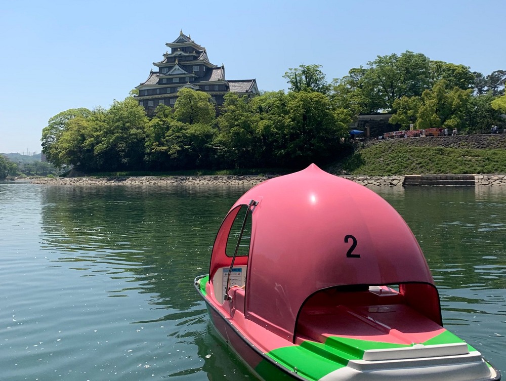 岡山城の桃ボートの後ろ