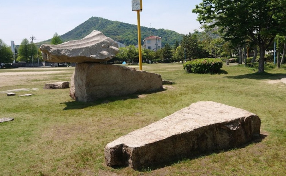 児島公園の石のオブジェ
