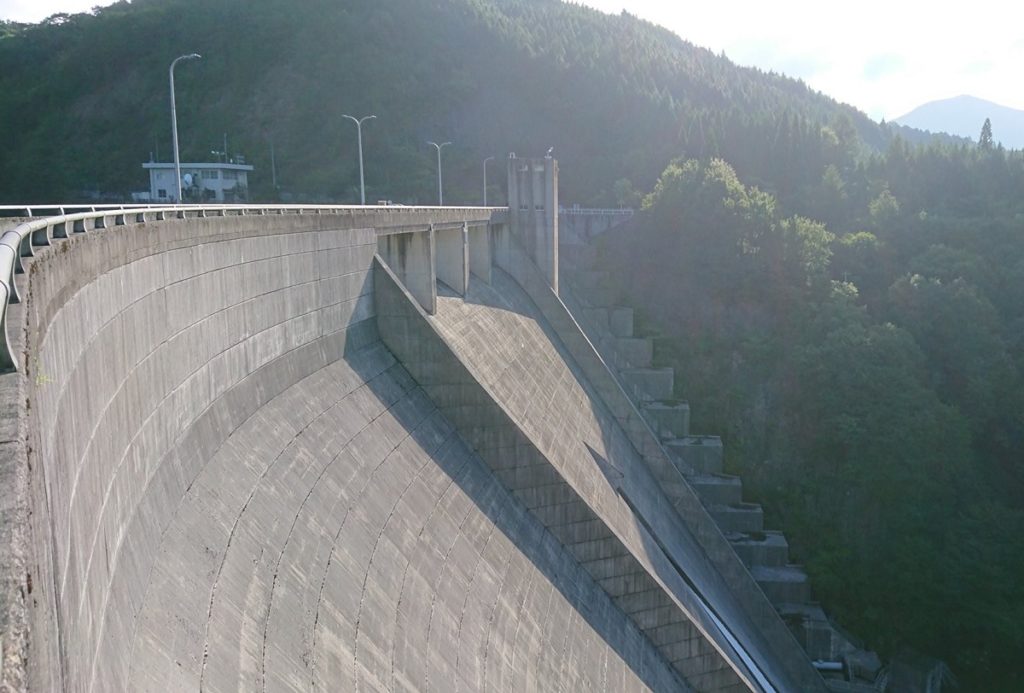 高瀬川ダム|自然の雄大な山々とダムの景色が綺麗【岡山県新見市】 岡山スタイル