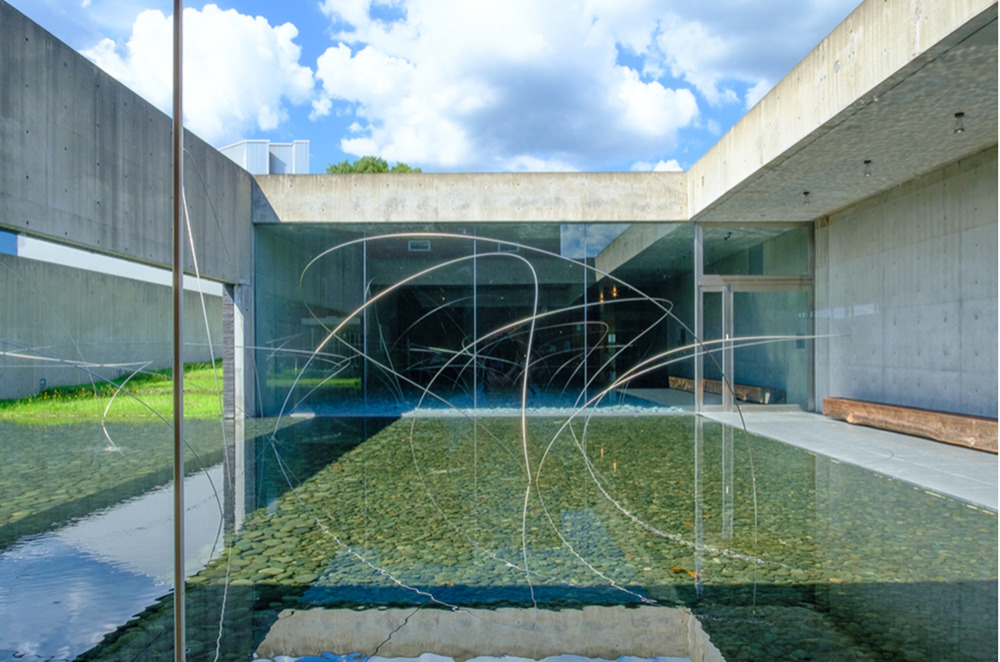 奈義町現代美術館の池