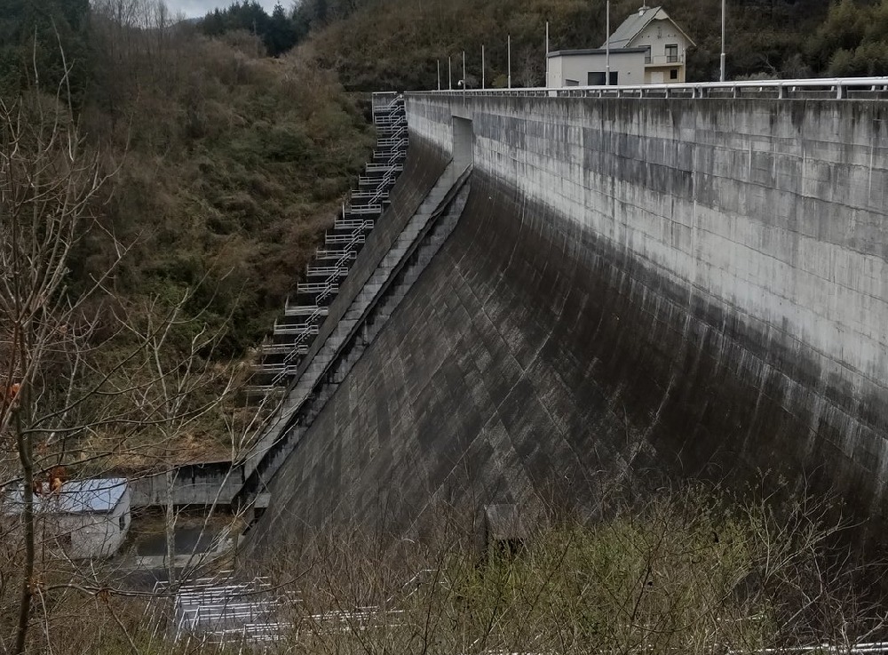 竹谷ダムの側面