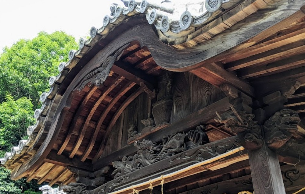 備中杉山城跡の軍神社瓦の木彫り