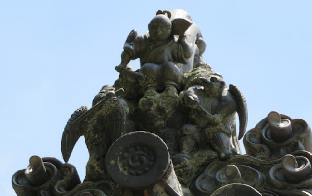 備中杉山城跡の軍神社瓦の化粧飾り