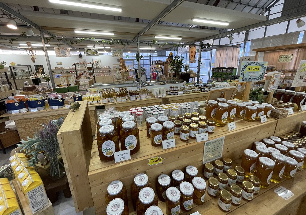 山田養蜂場みつばち農園の店内商品棚