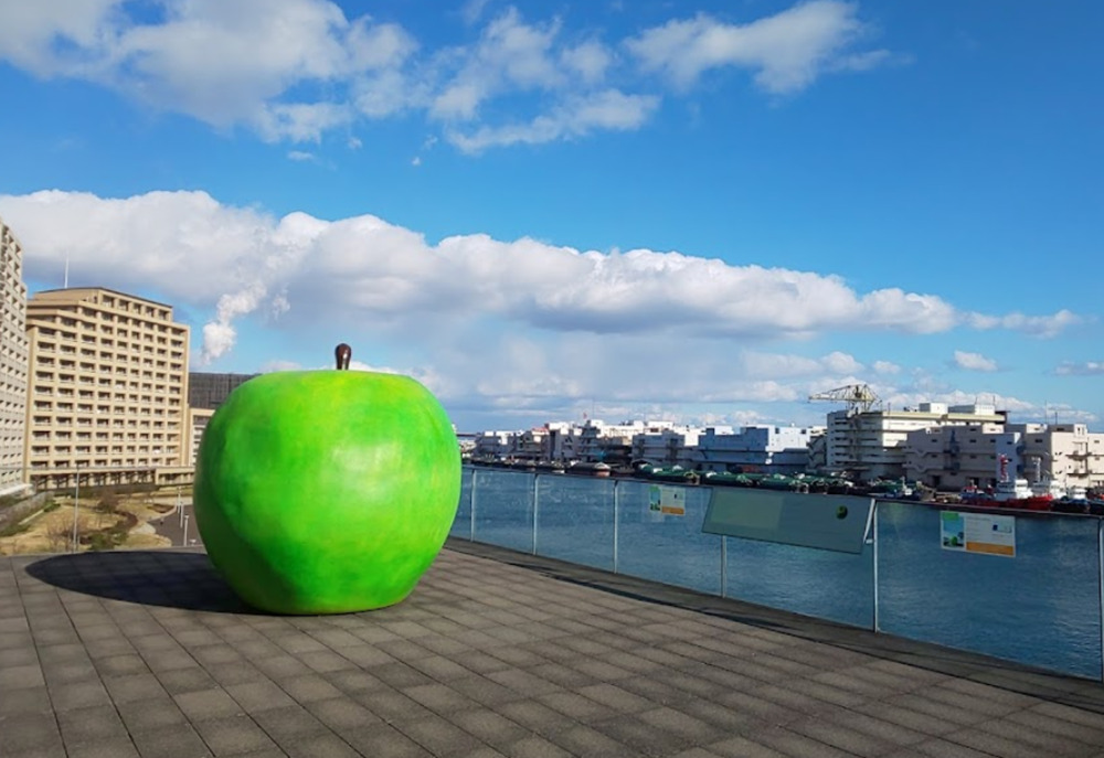 兵庫県立美術館の青りんご