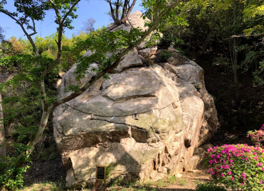早瀧比咩神社の巨石