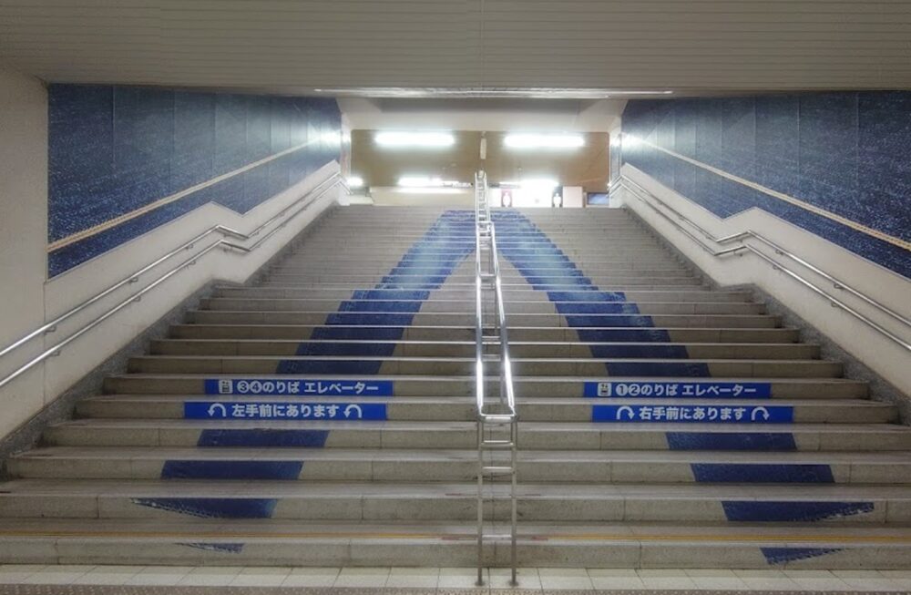 児島駅観光案内所の階段