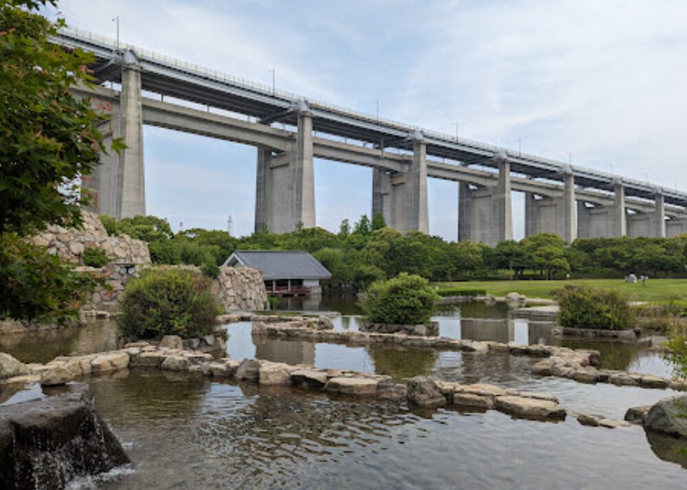 瀬戸大橋記念公園の水辺