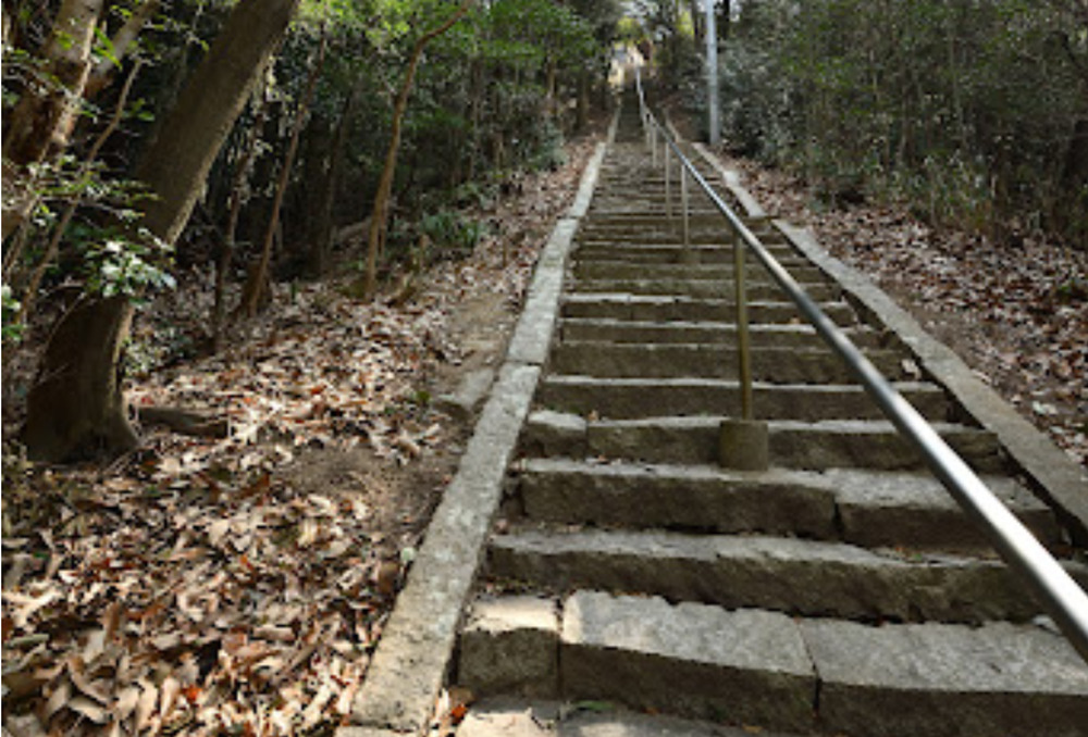 太老(たろう)神社の階段