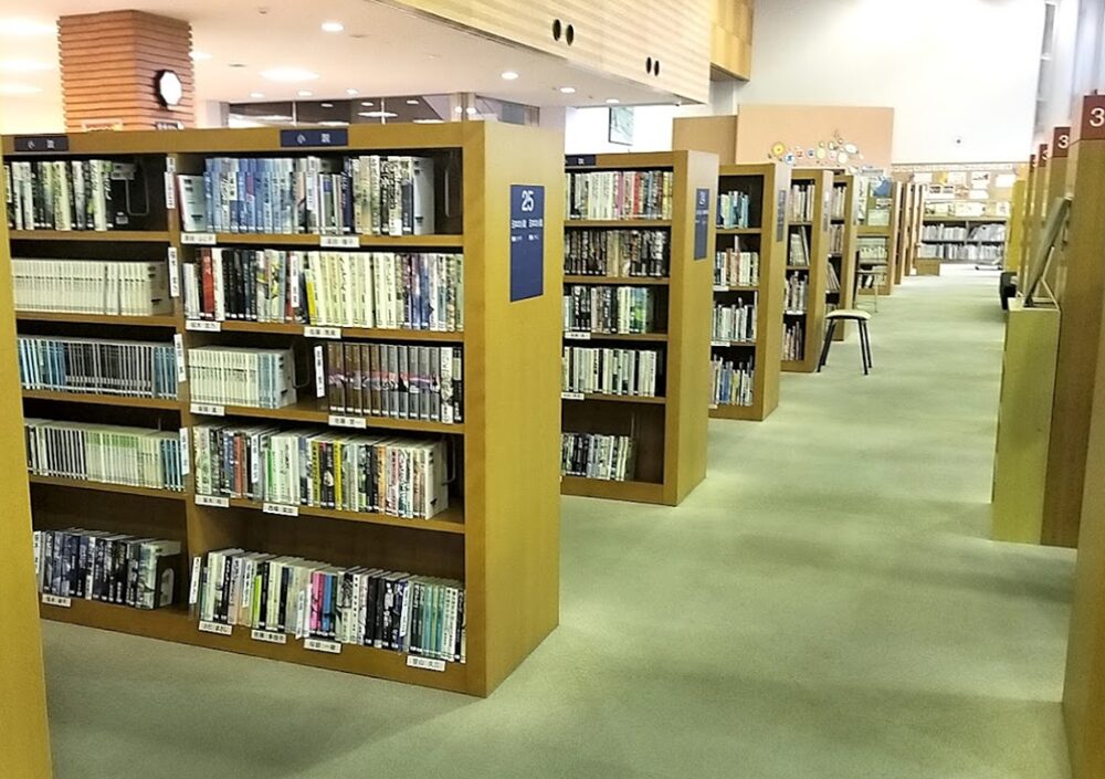 鏡野町立図書館の本棚