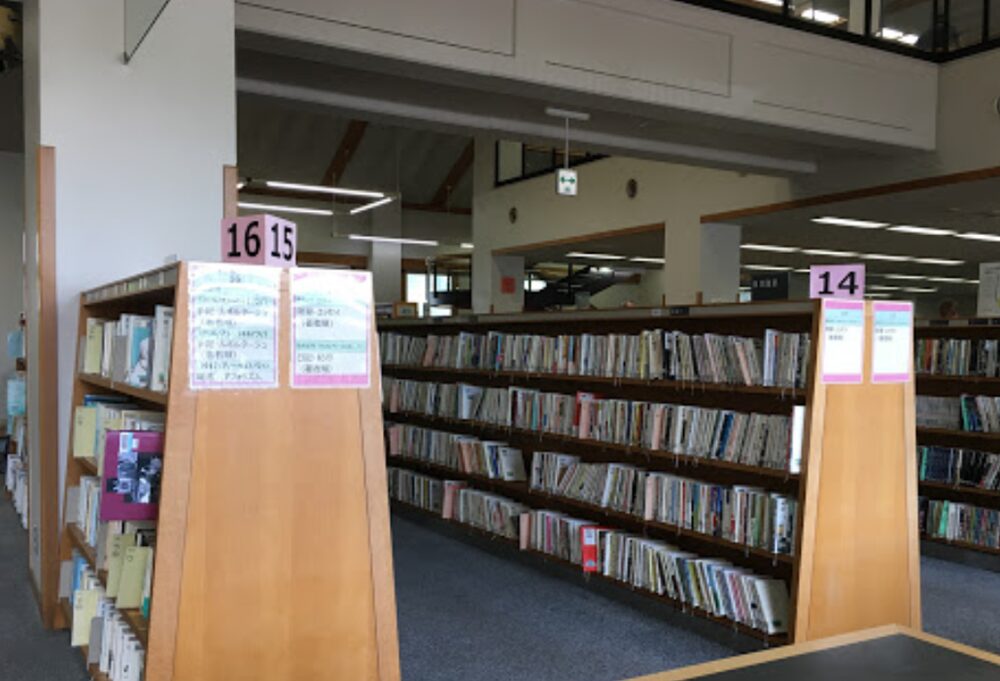 倉敷市立中央図書館の本棚