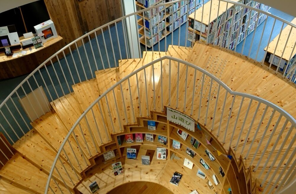 真庭市立中央図書館の階段