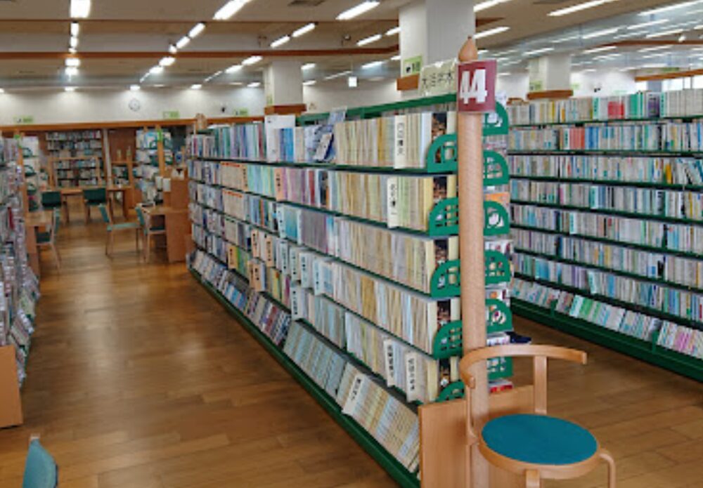 津山市立図書館の本棚