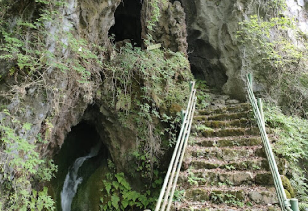 磐窟渓（いわやけい）の洞窟