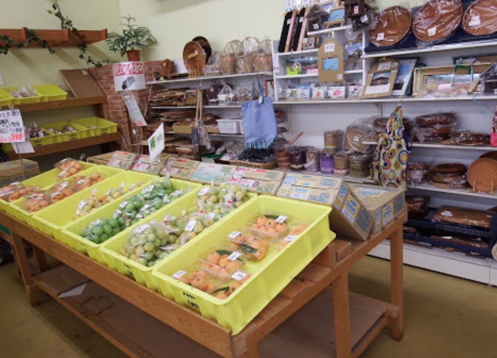 JA晴れの国岡山 玉島北直売所 メルカートたまきた果菜館の商品棚