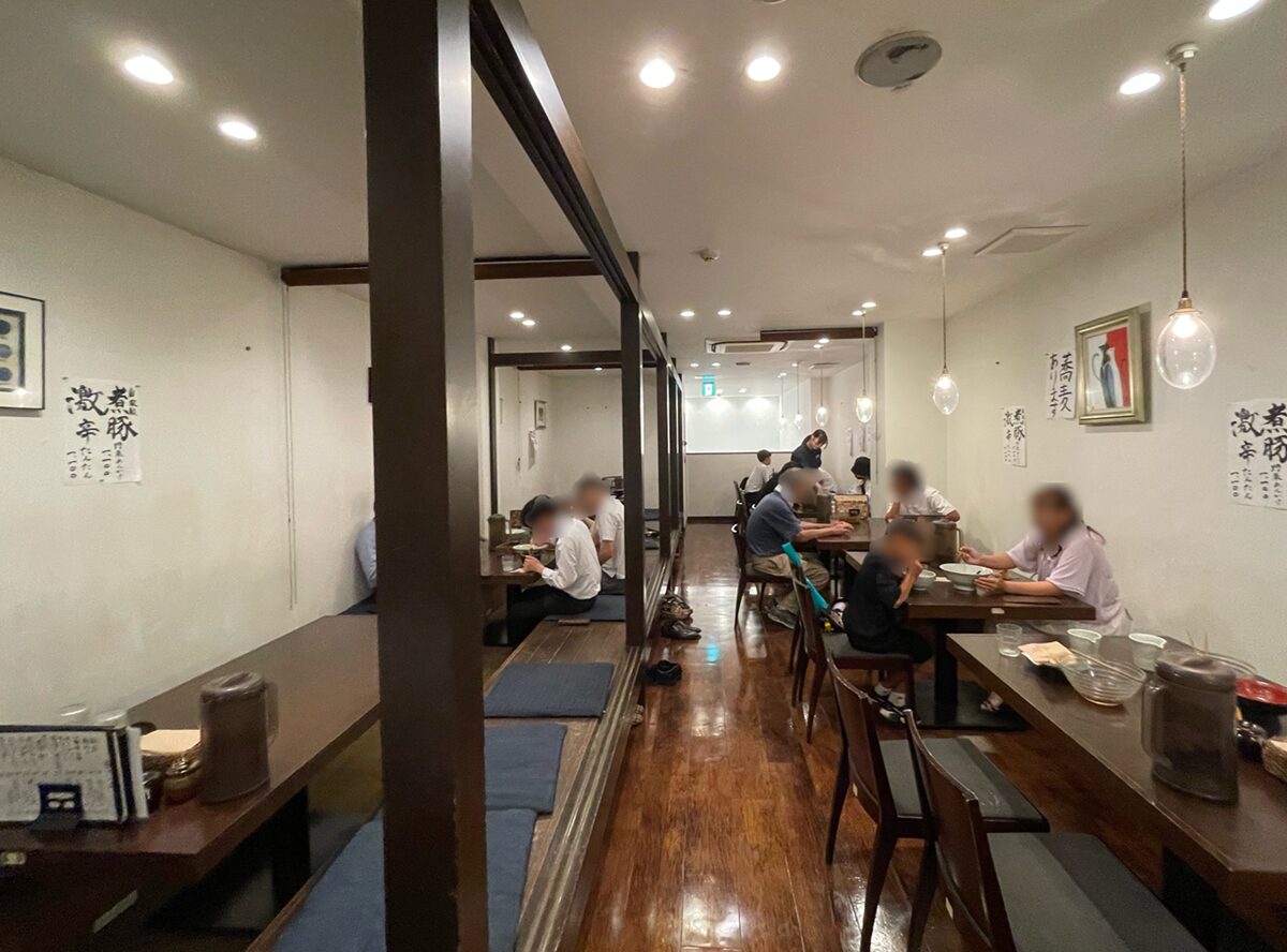 うどんおよべ 表町本店店内