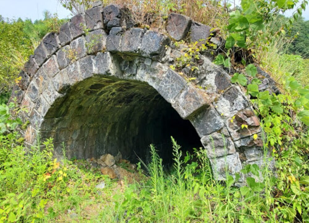 吉岡銅山跡のトンネル