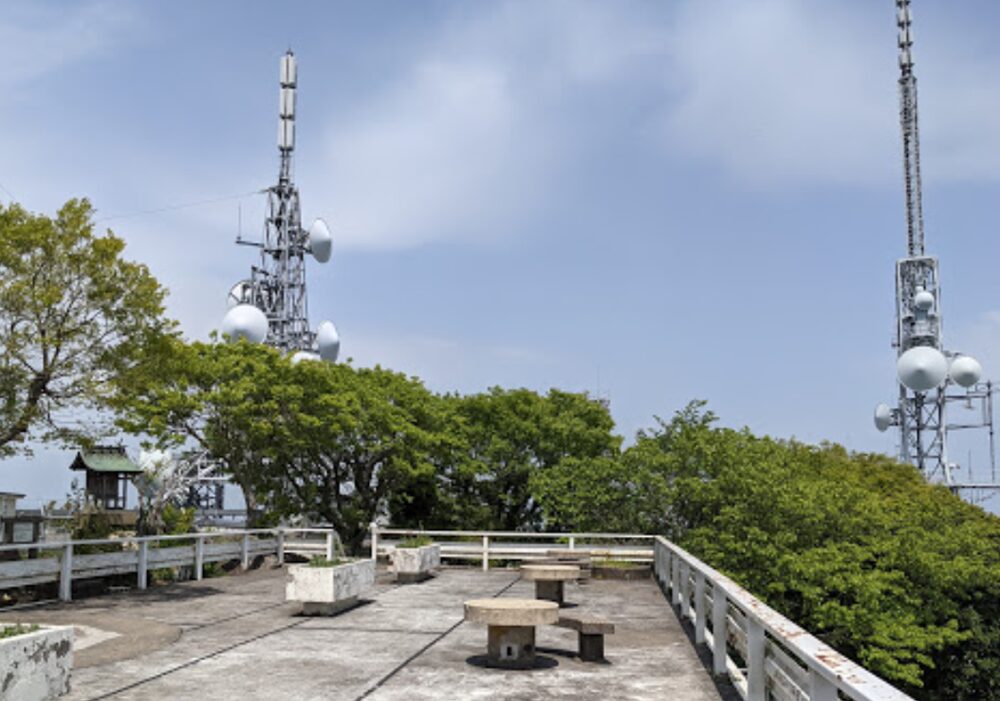 金甲山展望所の電波塔