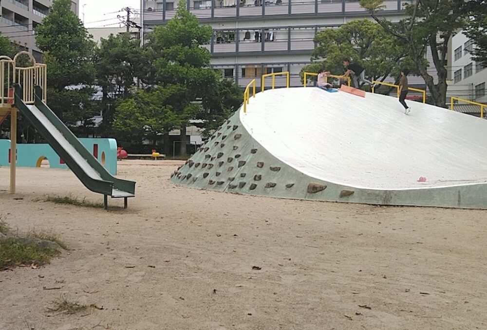 東中山下公園の坂滑り