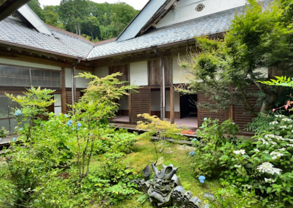 天台宗 銘金山 金山寺中庭