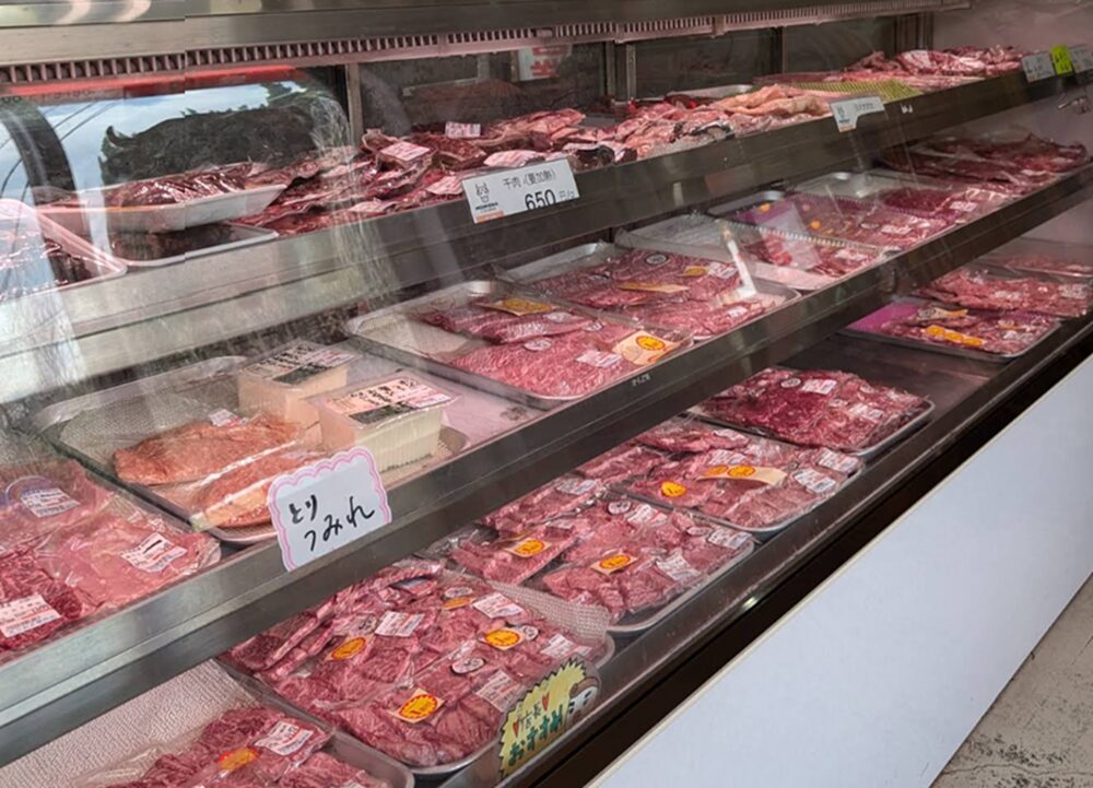 もりおか精肉店のショーケース
