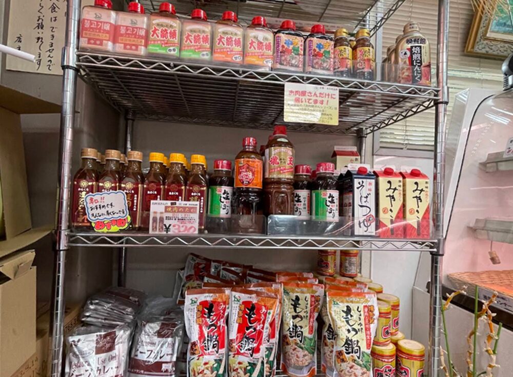 もりおか精肉店の棚