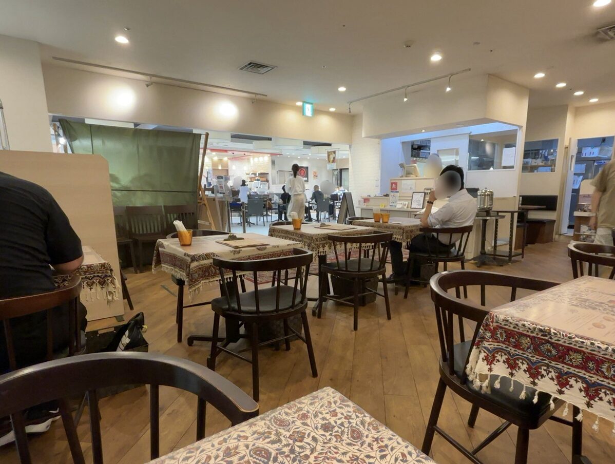ハルダモンカレーオカヤマ内装